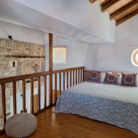 To Pefko - Mezzanines - Μεγίστη