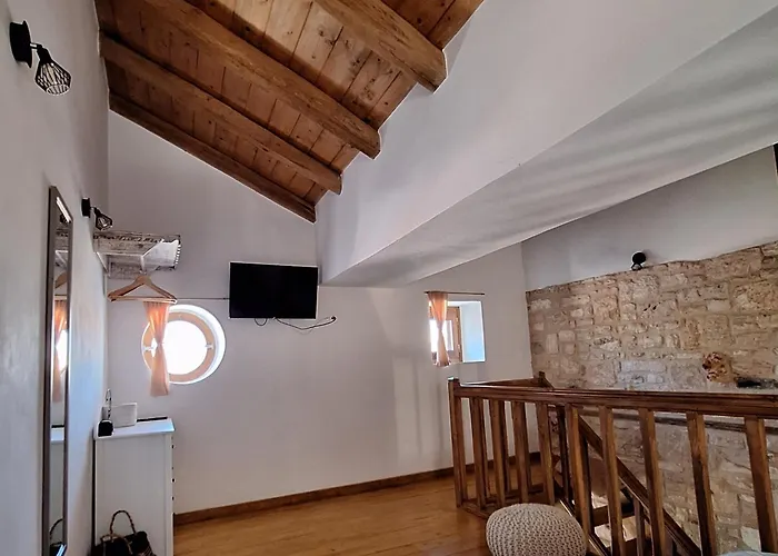 To Pefko - Mezzanines - アパート Meyísti